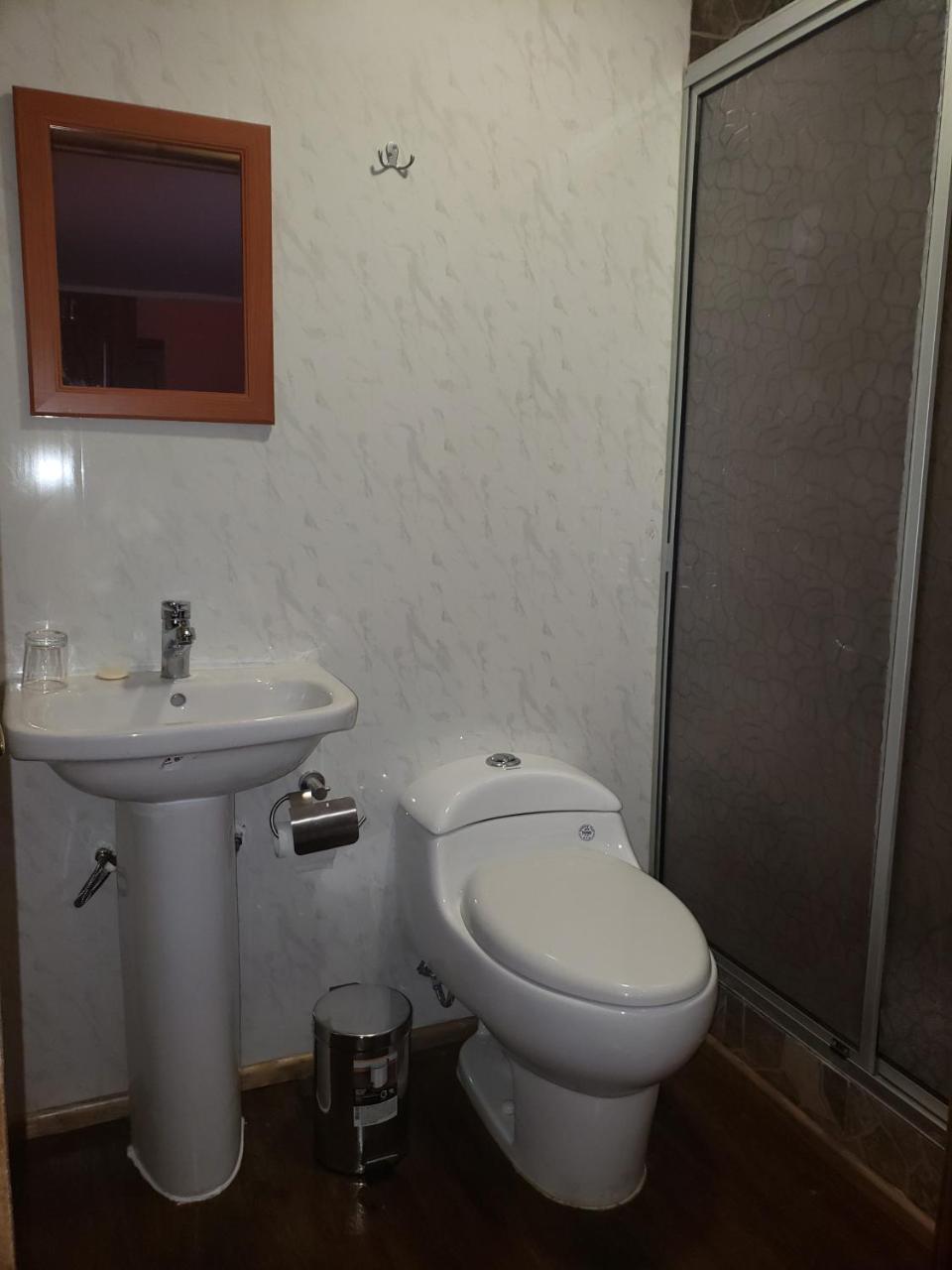 Hostal Nataly ปวยร์โตนาตาเลส ภายนอก รูปภาพ